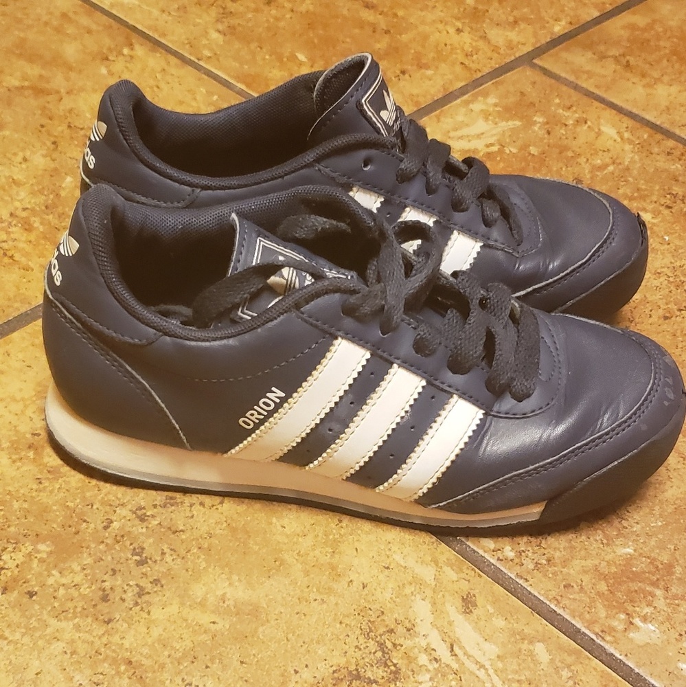Adidas Navy Blue & White size 2.5Y